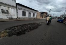 Más de un año tiene un enorme hueco afectando el paso de vehículos en el sector La Manga