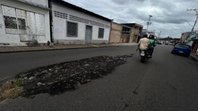Más de un año tiene un enorme hueco afectando el paso de vehículos en el sector La Manga