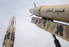 Irán bombardea refinería en Israel en una operación de represalia