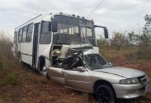 Mujer fallece en choque de su vehículo con autobús en la vía El Tigre – Bolívar