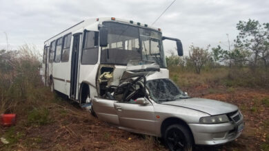Mujer fallece en choque de su vehículo con autobús en la vía El Tigre – Bolívar