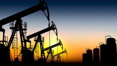 Petróleo sube casi un 30% en la semana y alcanza niveles récord por guerra en Oriente Medio