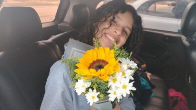 Maturineses se unen a la tendencia de obsequiar flores amarillas este 21 de marzo