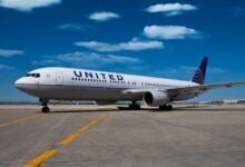 United Airlines expulsará a pasajeros que no usen auriculares: Conoce la nueva y drástica política