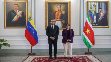 Venezuela recibe a la nueva embajadora de Surinam para fortalecer la cooperación bilateral