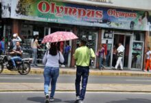Maturineses buscan mantenerse hidratados y con ropa fresca ante altas temperaturas
