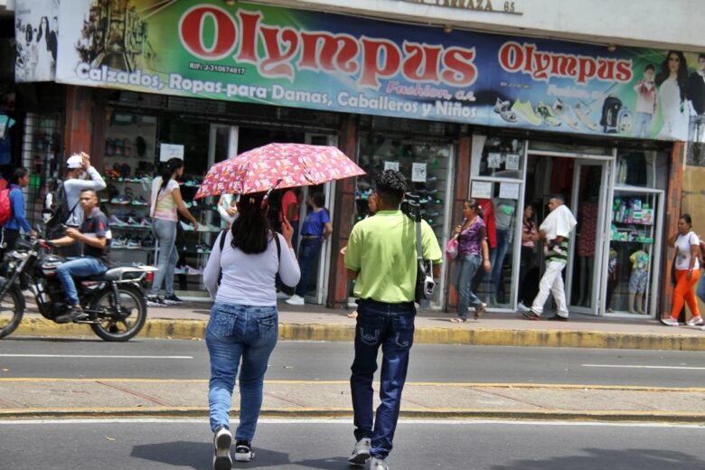 Maturineses buscan mantenerse hidratados y con ropa fresca ante altas temperaturas