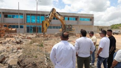 Gobernador Ernesto Luna inspecciona avances en la Clínica "José María Vargas"