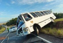 Un muerto y ocho heridos deja colisión entre autobús y gandola en Bolívar