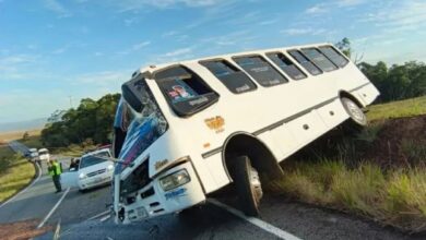 Un muerto y ocho heridos deja colisión entre autobús y gandola en Bolívar