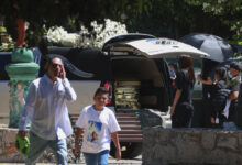 Sepultan a El Mencho con música de banda, 500 coronas de flores y en ataúd de oro