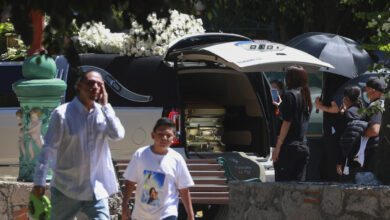 Sepultan a El Mencho con música de banda, 500 coronas de flores y en ataúd de oro