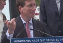 Una paloma defeca en la cabeza del alcalde de Madrid (Video)