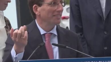 Una paloma defeca en la cabeza del alcalde de Madrid (Video)