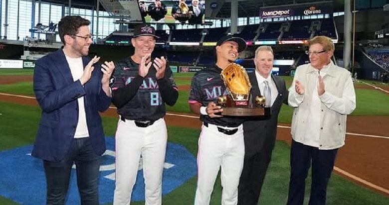 ¡Orgullo criollo! Javier Sanoja se alza con el Guante de Oro en el WBC