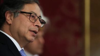 Petro denuncia 27 cuerpos calcinados tras bombardeos en la frontera con Ecuador