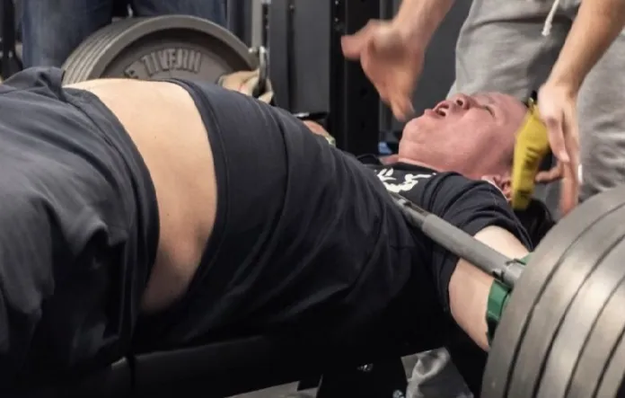Video: Influencer de 14 años sobrevive a la caída de una barra de casi 200 kilos sobre su pecho