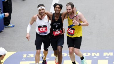 Corredores abandonan su marca para ayudar a un compañero en el Maratón de Boston