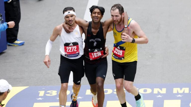 Corredores abandonan su marca para ayudar a un compañero en el Maratón de Boston