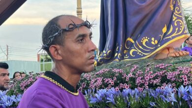 Púrpura de fe: Testimonios de una devoción que camina con El Nazareno