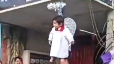 Polémica en México: Niño suspendido con cadenas durante procesión genera indignación