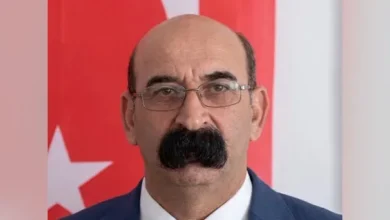 ¡Internet no perdona! El increíble bigote de un político turco que se volvió viral en redes
