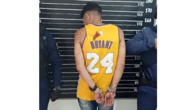 Detienen a hombre por golpear a su madre y destrozar su hogar