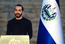 Bukele firma una reforma que permite prisión perpetua para menores desde los 12 años