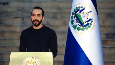 Bukele firma una reforma que permite prisión perpetua para menores desde los 12 años