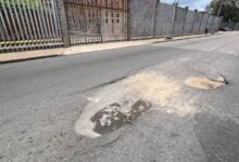 Denuncian dos troneras en medio de la calle Girardot