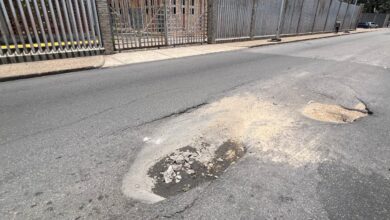 Denuncian dos troneras en medio de la calle Girardot