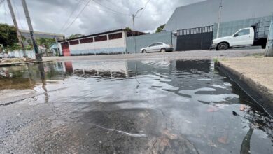 Aguas estancadas de desechos de comida generan foco de contaminación en la calle Monagas