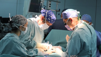 Salvan a un bebé de dos meses tras extirparle un gran tumor cerebral en Rusia