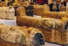 Detienen a dos personas en Egipto por intentar vender un sarcófago milenario