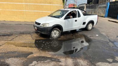 Conductores exigen reparación urgente de gran bache en la calle Mariño