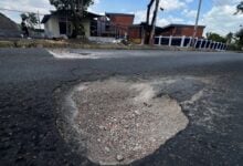 Conductores piden tapar hueco frente a la Unesr en Los Guaritos