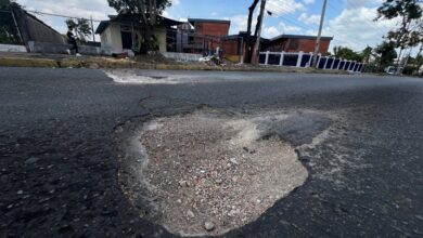 Conductores piden tapar hueco frente a la Unesr en Los Guaritos