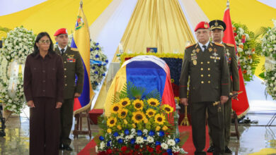 Presidenta (E) rinde homenaje en capilla ardiente al coronel Helmer David Prato Veloz