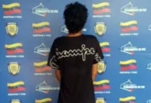 Madre entrega a su hijo de 18 años ante la PNB tras confesarle un asesinato