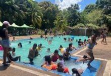 Maturineses y visitantes desbordan hoteles y piscinas durante el asueto de Semana Santa