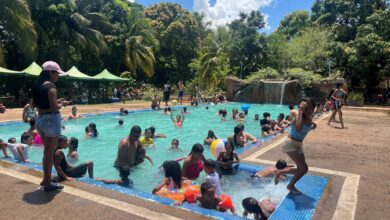 Maturineses y visitantes desbordan hoteles y piscinas durante el asueto de Semana Santa