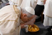 Papa León XIV lava los pies a los sacerdotes más jóvenes de Roma