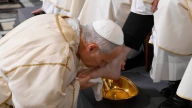Papa León XIV lava los pies a los sacerdotes más jóvenes de Roma