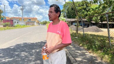 Adulto mayor se encuentra abandonado en la Av. Raúl Leoni de Maturín; espera por sus familiares