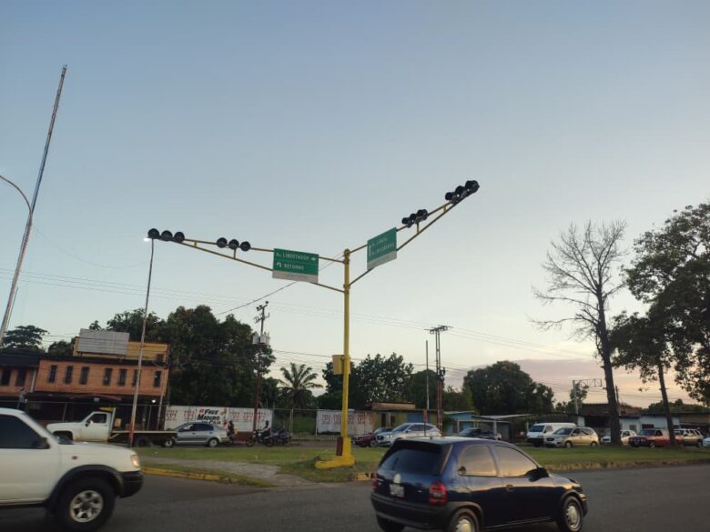 Vecinos y conductores insisten en la reactivación de semáforos de Los Godos y Libertador