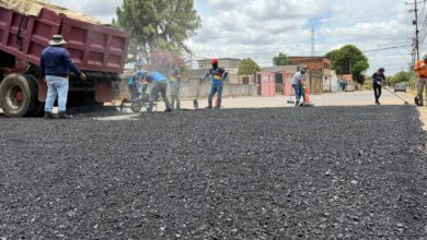 Recuperan la vialidad de Las Cayenas con labores de bacheo