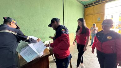 Bomberos verifican sistemas de protección en locales comerciales de la parroquia San Simón