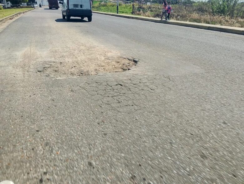 Reportan bache peligroso cerca del ambulatorio Dr José María Vargas de Maturín