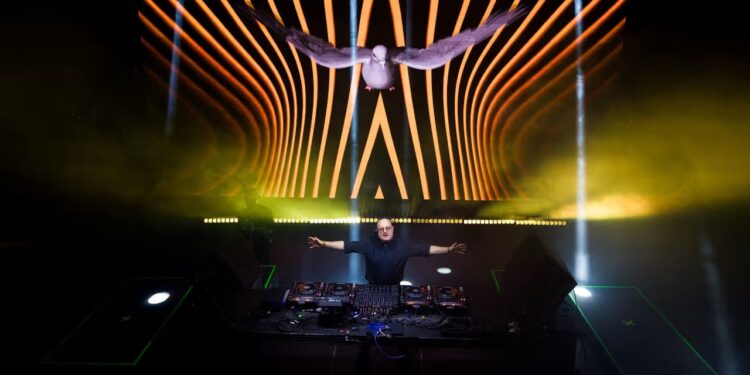 DJ sacerdote convierte Argentina en una pista de baile en homenaje al papa Francisco