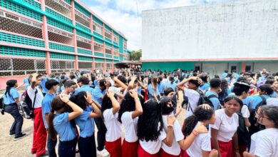 Más de 800 estudiantes del liceo Isnardi participan en simulacro de sismo